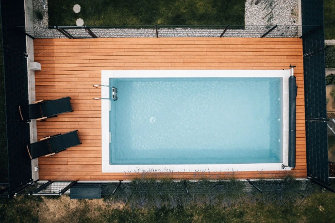 Bambus terasa N-durance ob bazenu